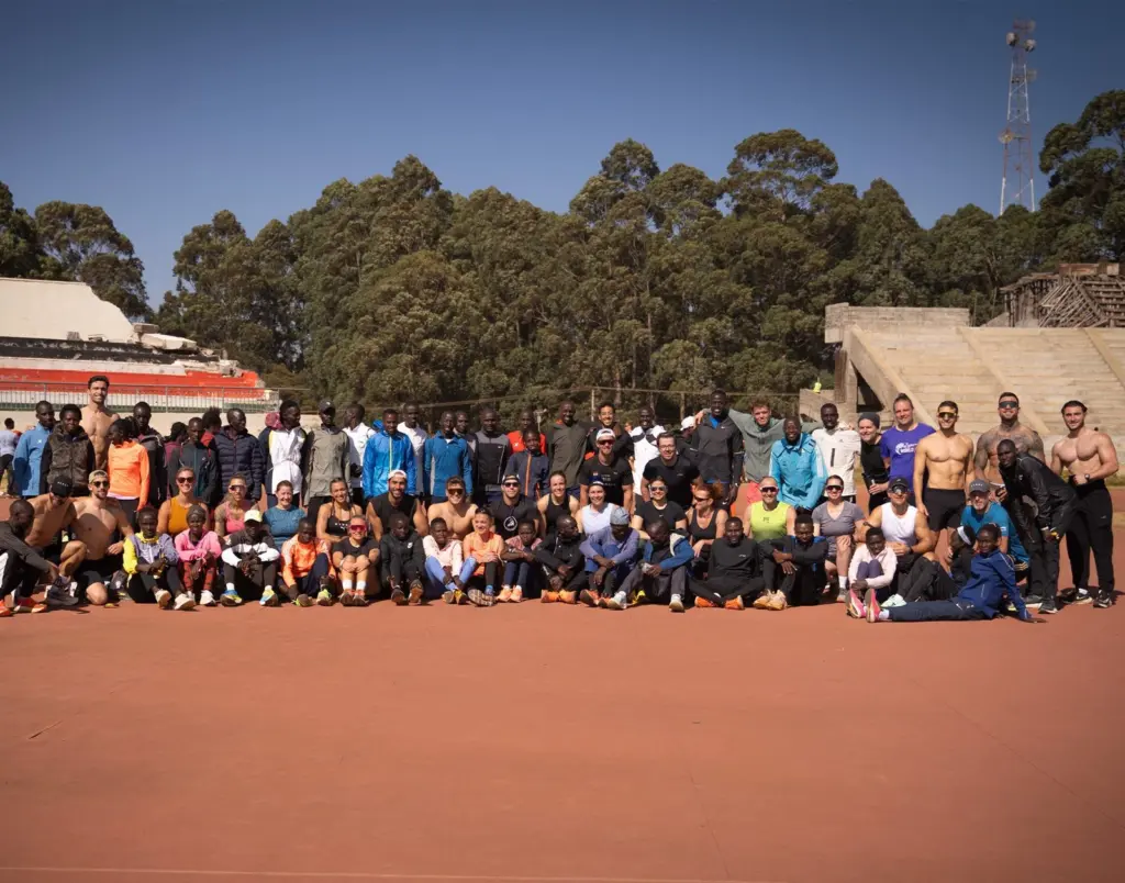 Gruppenfoto auf der Laufbahn in Kenia